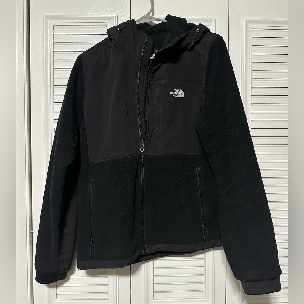 Women’s north face Denali zip up jacket with hood. Size medium.
